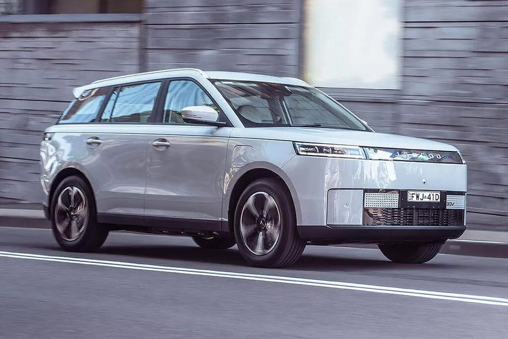 Jaecoo J5 EV driving on a city road