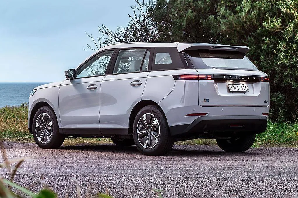 Jaecoo J5 EV rear three-quarter view