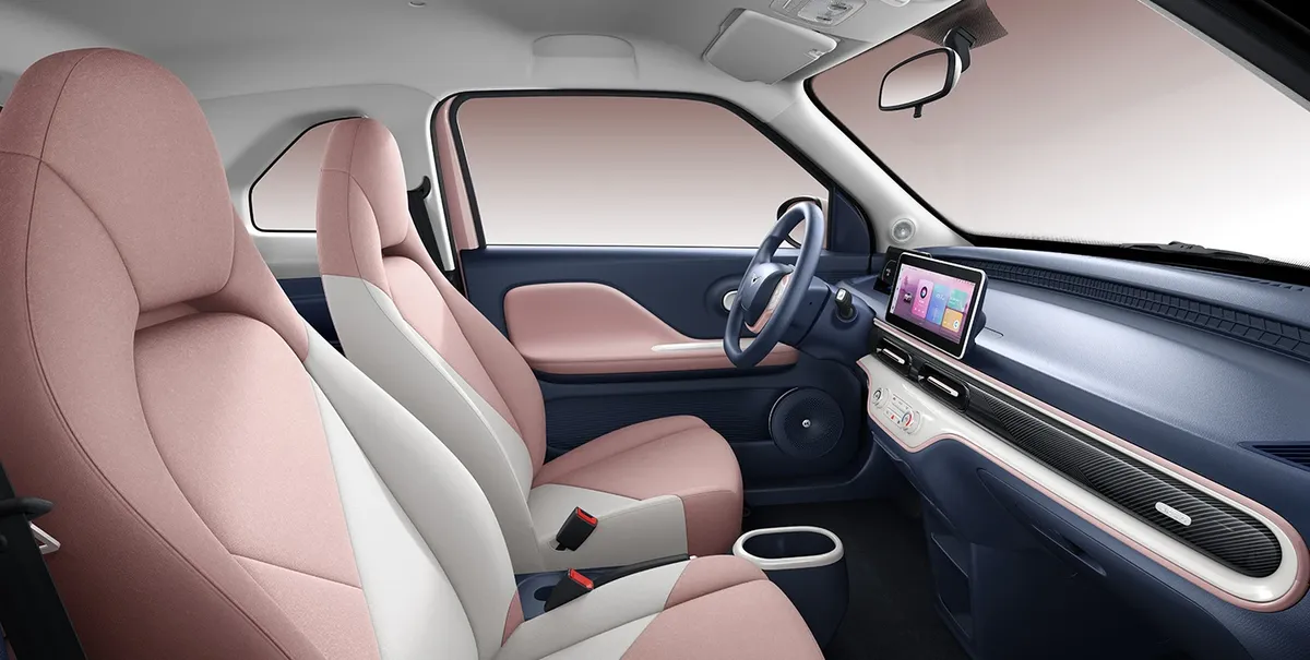 Kaiyi e-Qute 04 front seats in pink imitation leather