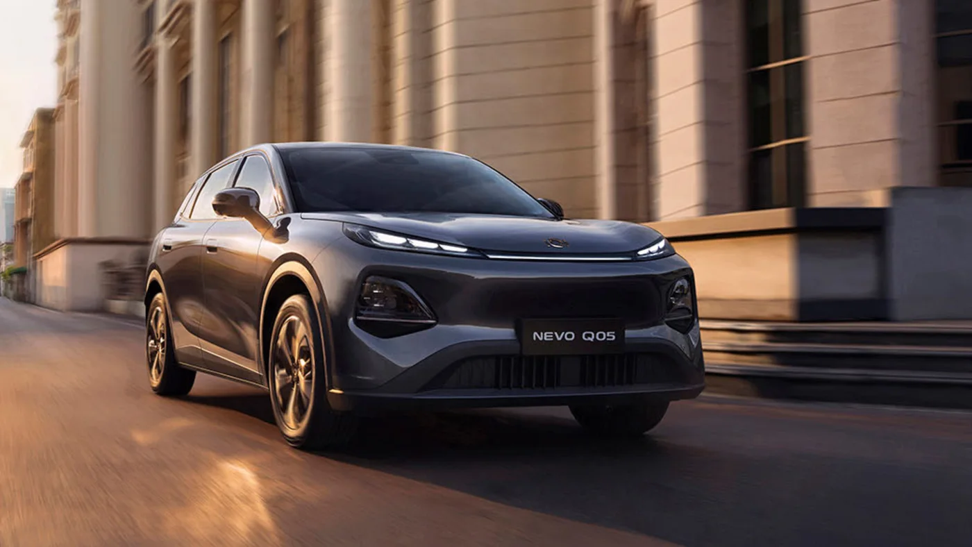 Deepal Nevo Q05 front three-quarter view on a city street