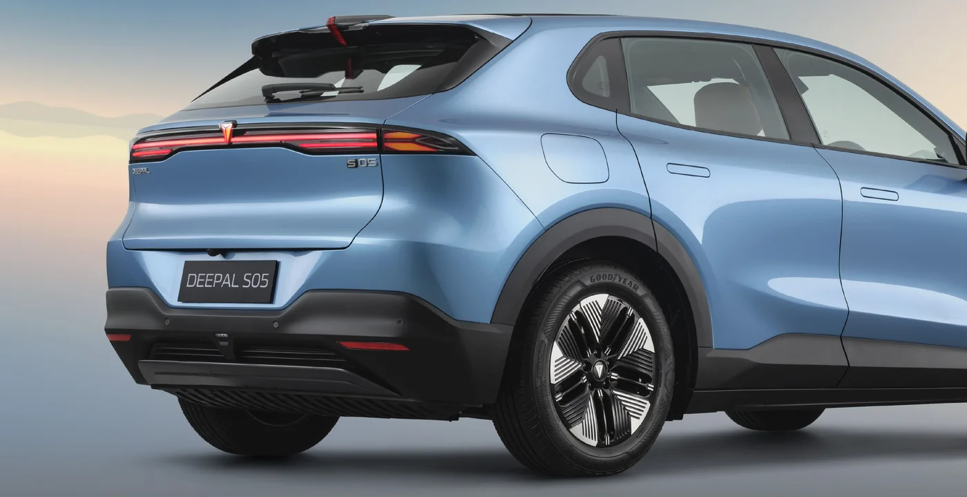 Deepal S05 rear with full-width light bar