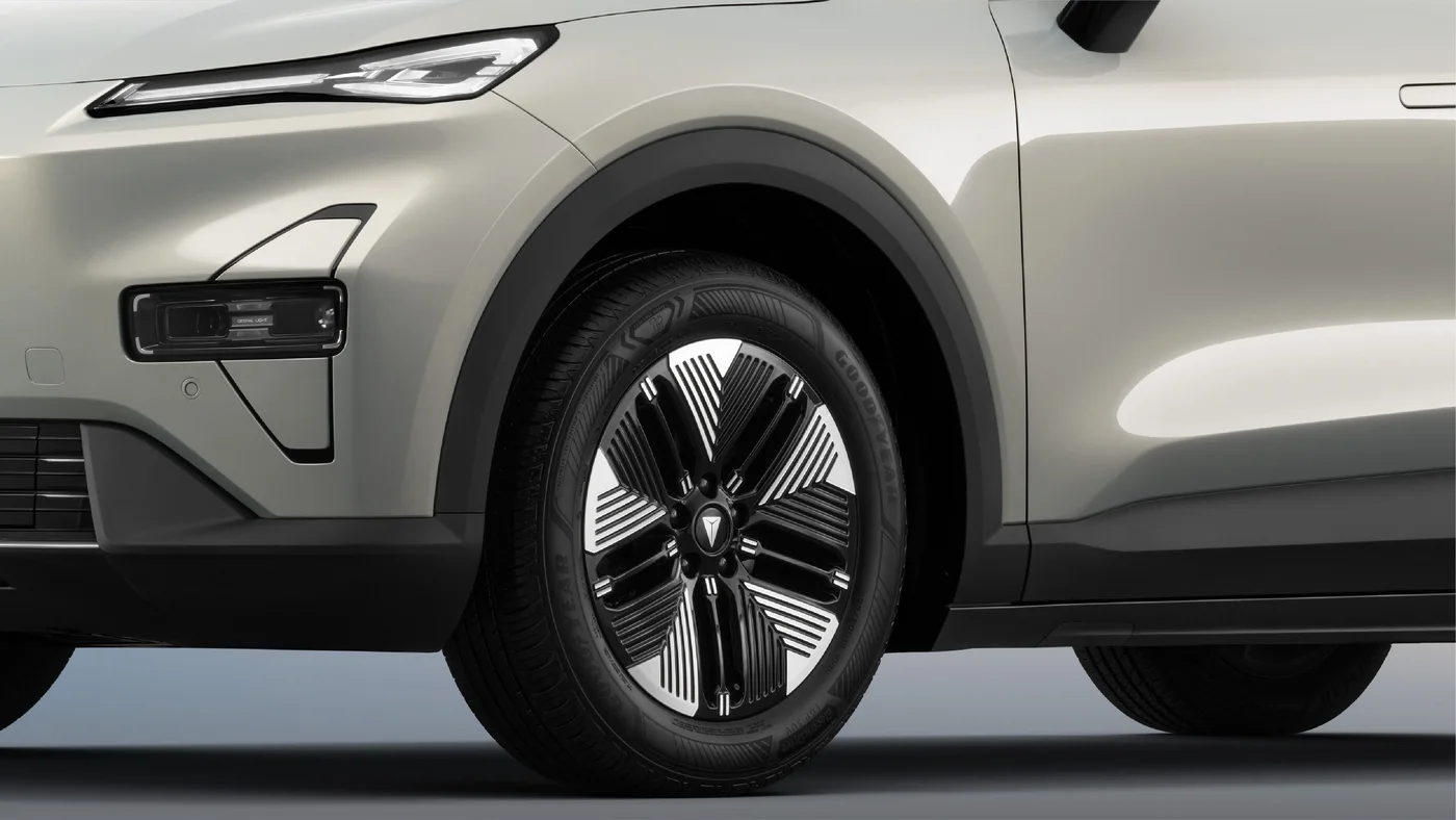 Deepal S05 front wheel and headlamp detail