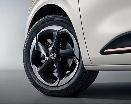 17-inch two-tone alloy wheel