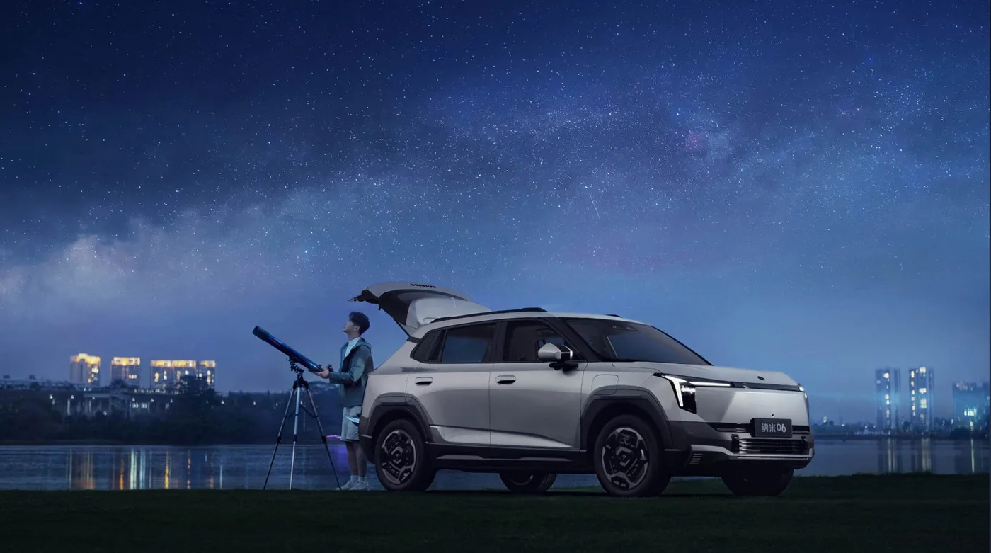 Dongfeng Nammi Vigo in silver with the upper tailgate open at night