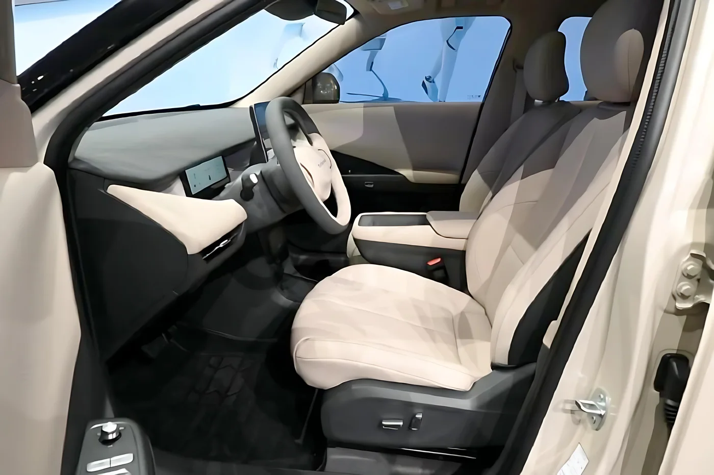 Dongfeng Nammi Vigo front seats in light upholstery