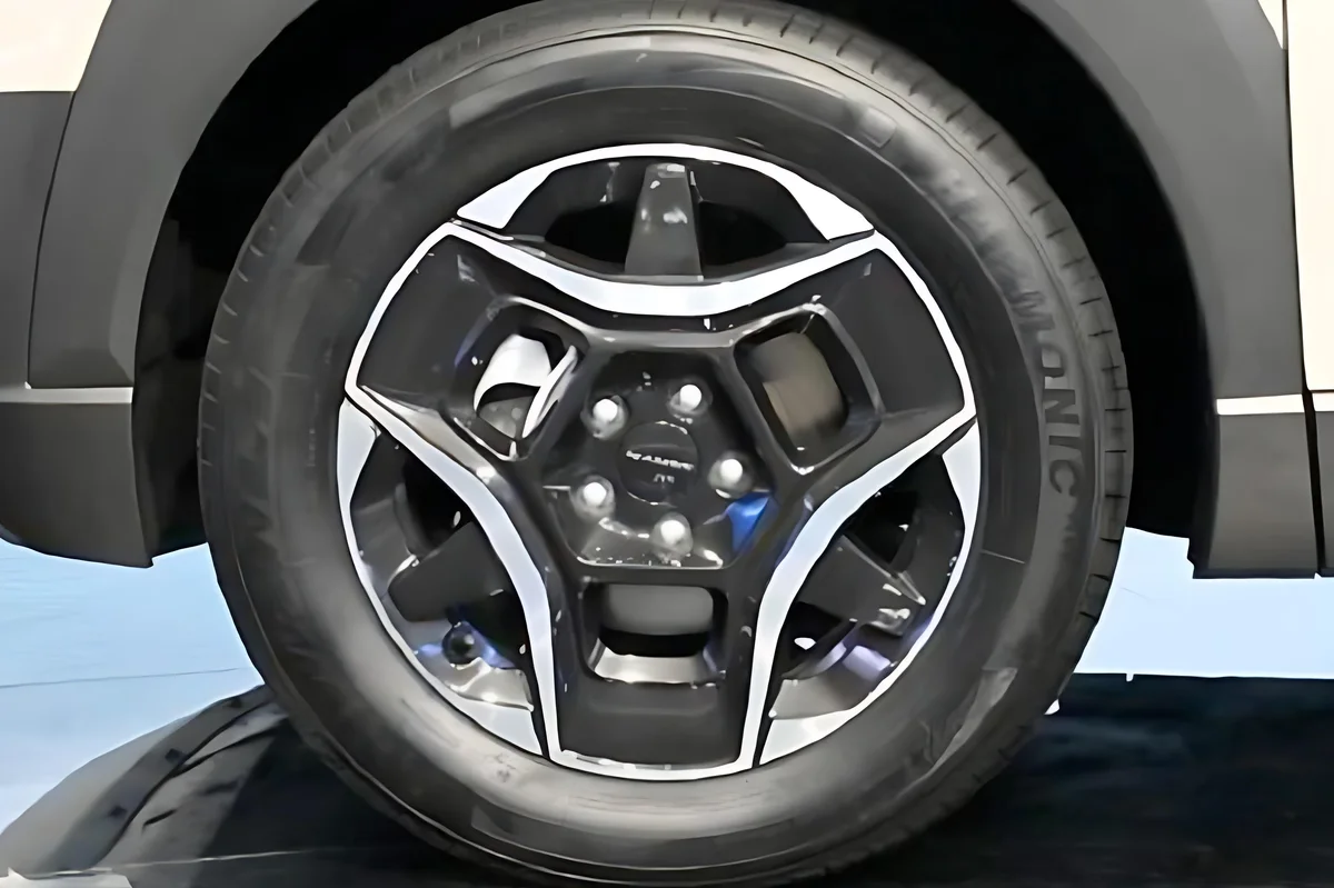 Dongfeng Nammi Vigo alloy wheel and squared-off wheel arch