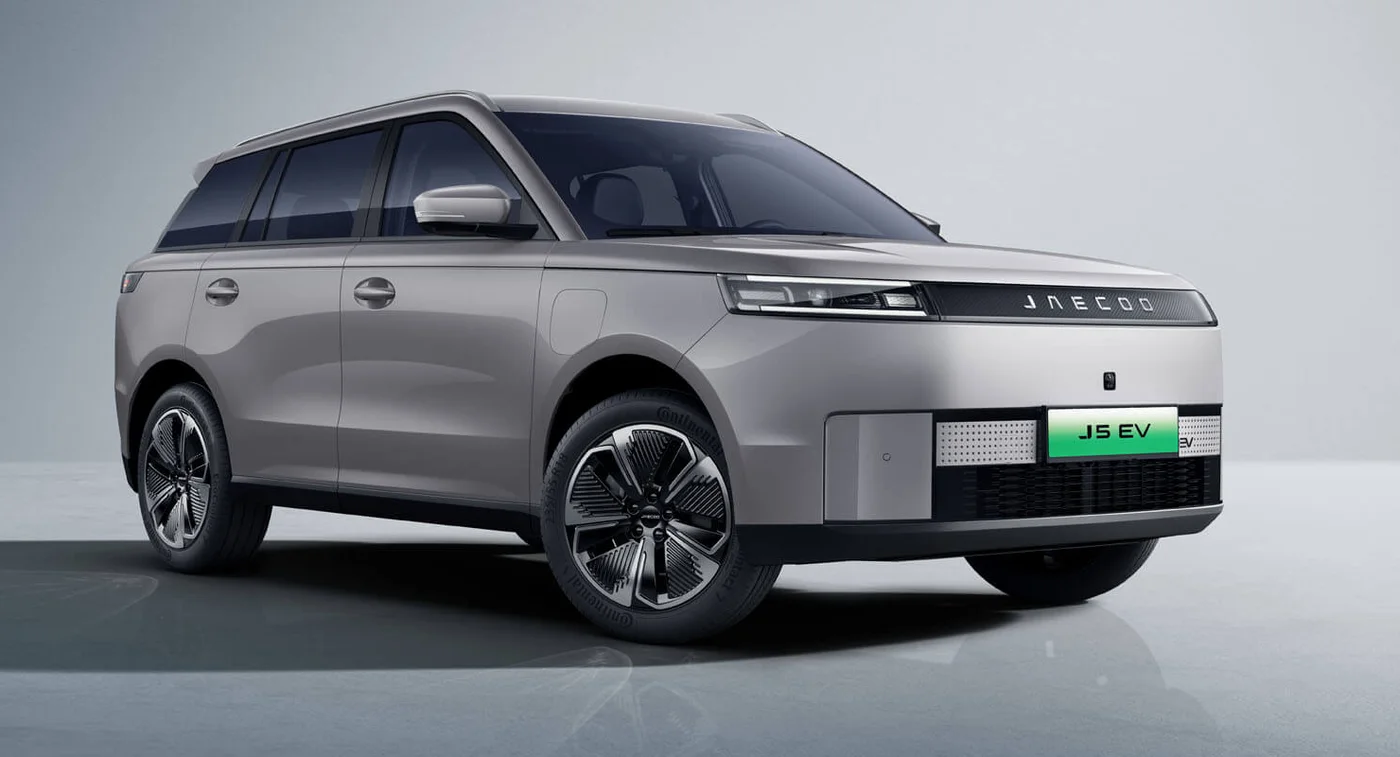 Jaecoo J5 EV front three-quarter view in Zircon Grey