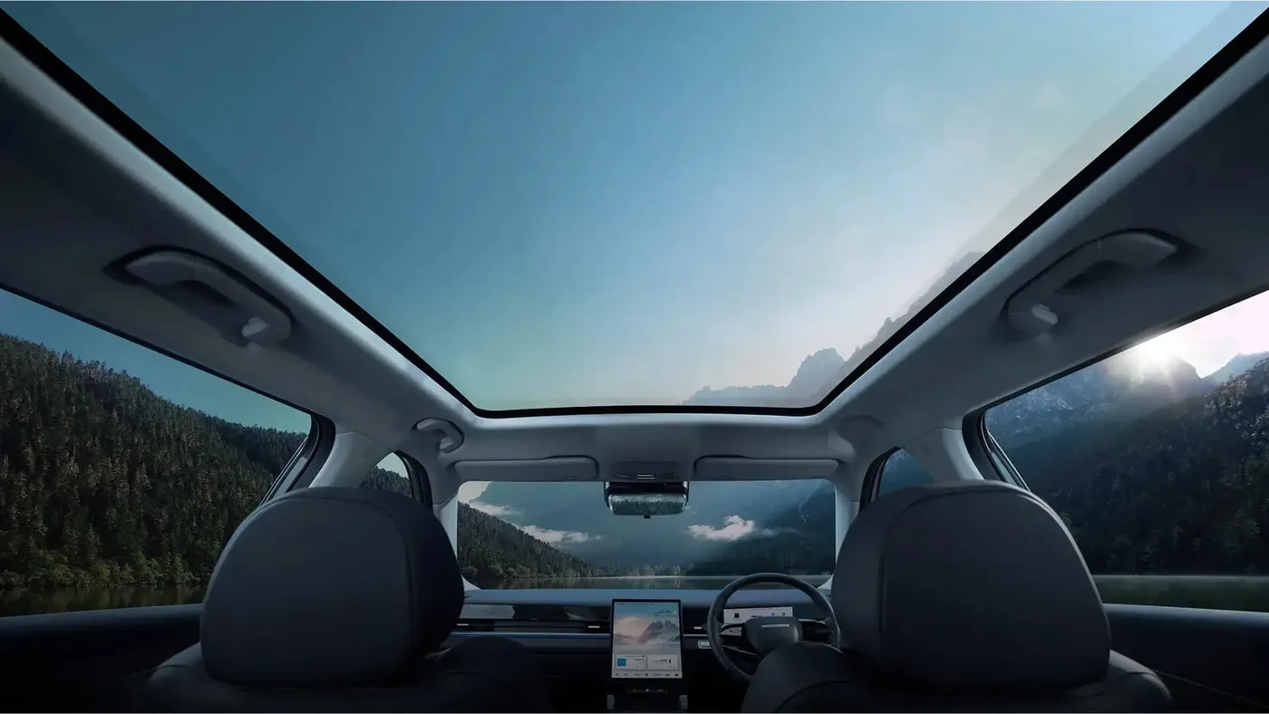 Jaecoo J5 EV panoramic glass roof seen from the back seat