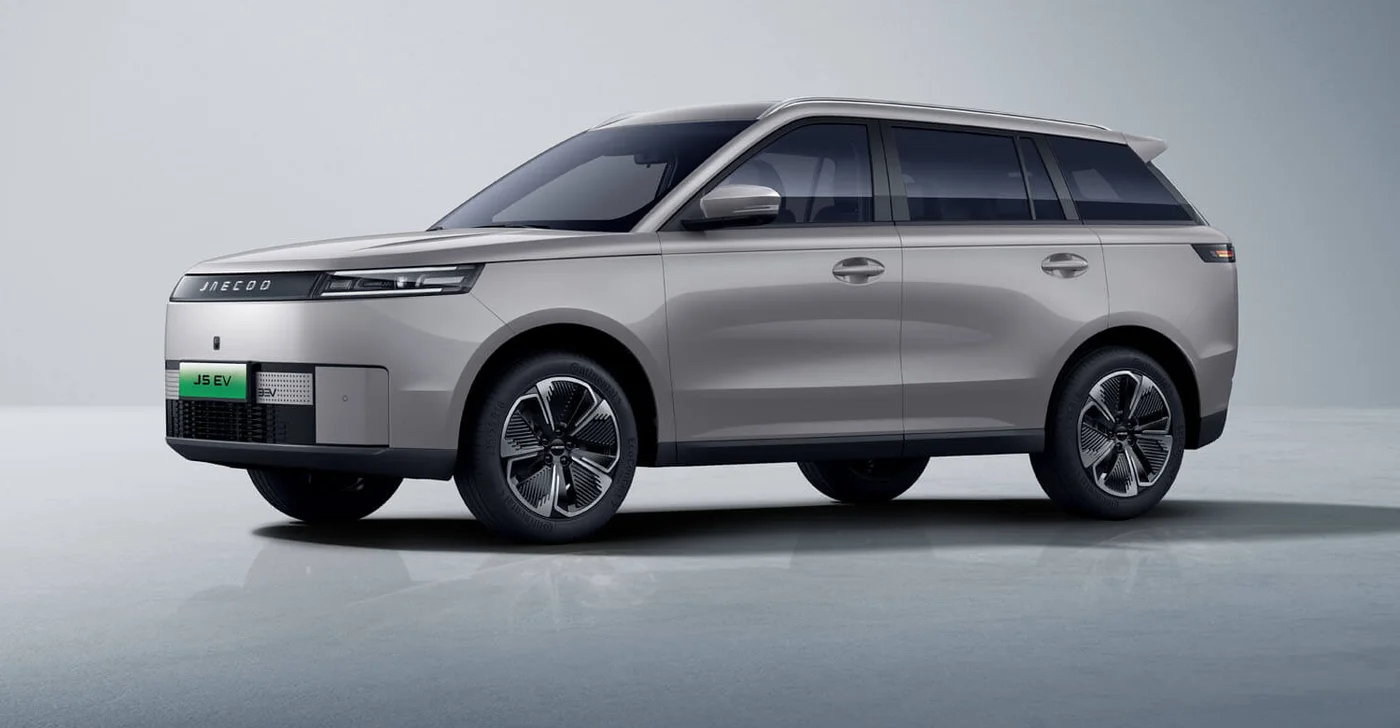 Jaecoo J5 EV side three-quarter view