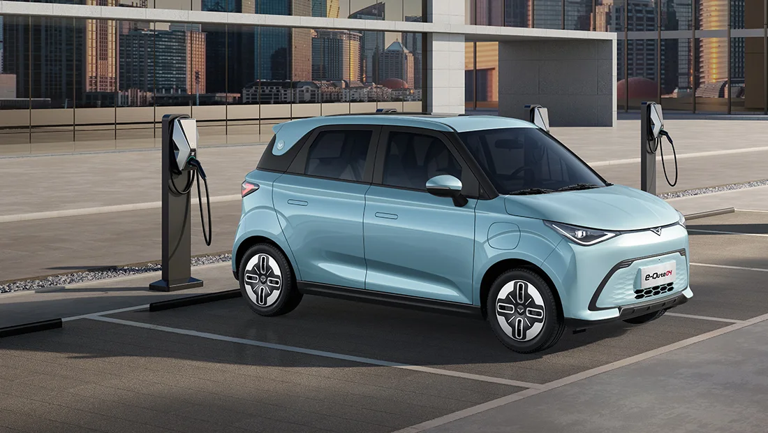 Blue Kaiyi e-Qute 04 parked at a charging station