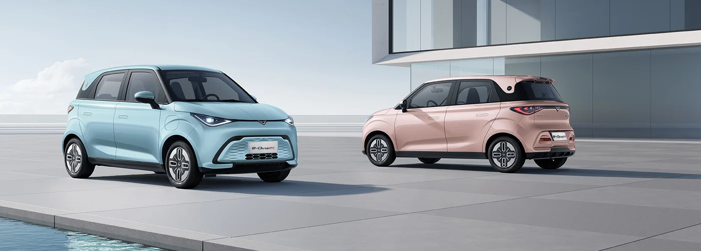 Blue and pink Kaiyi e-Qute 04 parked side by side