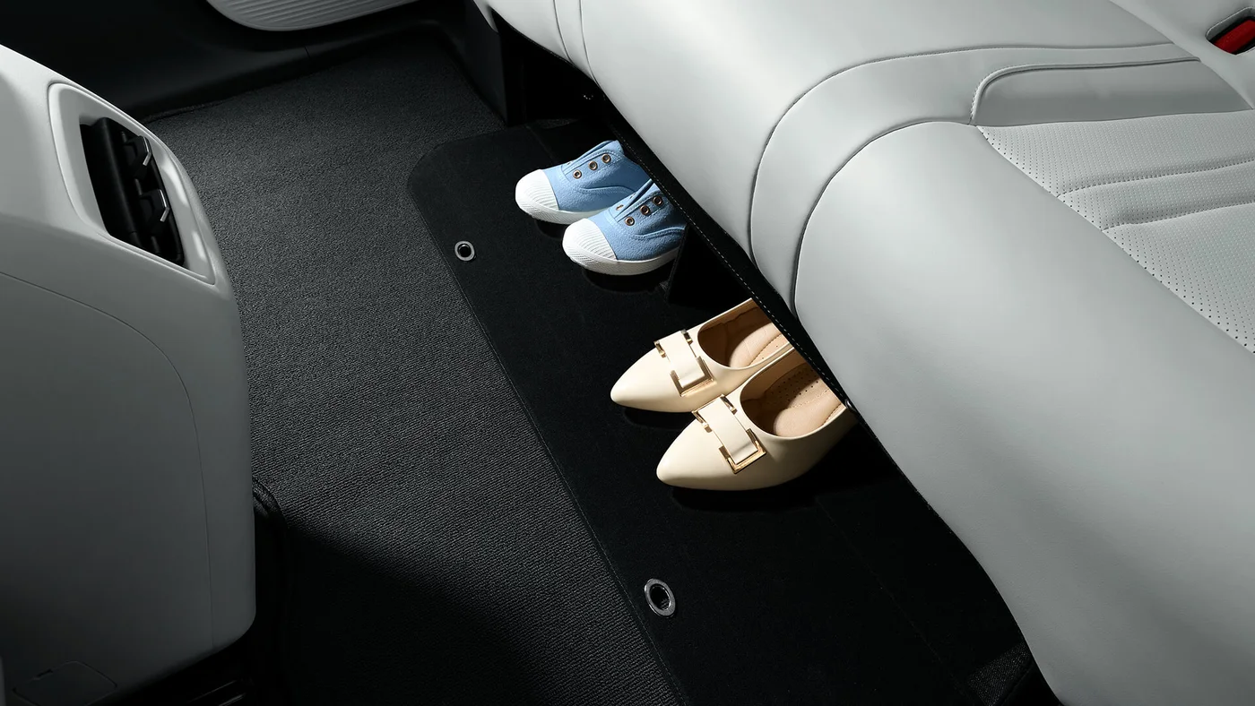 Storage compartment under the e.MAS 5 rear seat