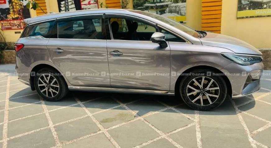 Byd M6 2025